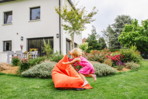 Jardin d&rsquo;une maison contemporaine dans l&rsquo;Orne, réalisation Paysages Conseil
