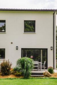 Jardin d&rsquo;une maison contemporaine dans l&rsquo;Orne, réalisation Paysages Conseil