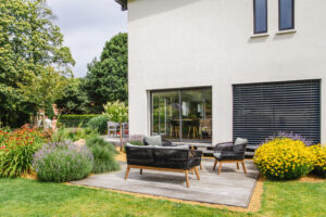 Jardin d&rsquo;une maison contemporaine dans l&rsquo;Orne, réalisation Paysages Conseil