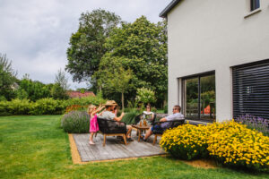 Jardin d&rsquo;une maison contemporaine dans l&rsquo;Orne, réalisation Paysages Conseil