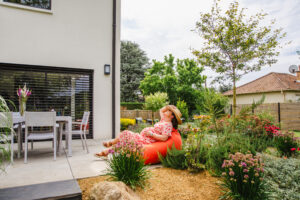 Jardin d&rsquo;une maison contemporaine dans l&rsquo;Orne, réalisation Paysages Conseil