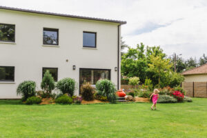 Jardin d&rsquo;une maison contemporaine dans l&rsquo;Orne, réalisation Paysages Conseil
