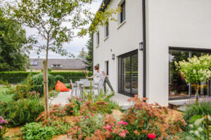 Jardin d&rsquo;une maison contemporaine dans l&rsquo;Orne, réalisation Paysages Conseil