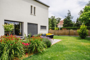 Jardin d&rsquo;une maison contemporaine dans l&rsquo;Orne, réalisation Paysages Conseil