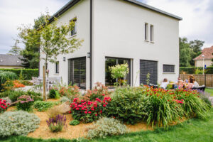 Jardin d&rsquo;une maison contemporaine dans l&rsquo;Orne, réalisation Paysages Conseil