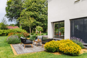 Jardin d&rsquo;une maison contemporaine dans l&rsquo;Orne, réalisation Paysages Conseil
