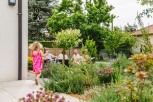 Jardin d&rsquo;une maison contemporaine dans l&rsquo;Orne, réalisation Paysages Conseil