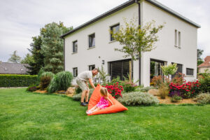 Jardin d&rsquo;une maison contemporaine dans l&rsquo;Orne, réalisation Paysages Conseil