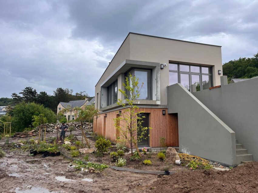 Créer un jardin vivant et naturel en bord de mer : un projet paysager sur 800 m²