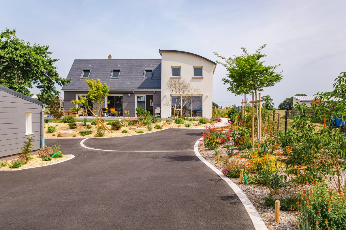 amenagement-entree-maison-avranches-paysagiste-paysages-conseil