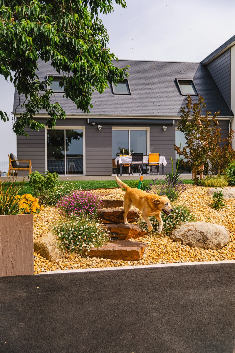 paysagiste-entree-maison-avranches-paysages-conseil
