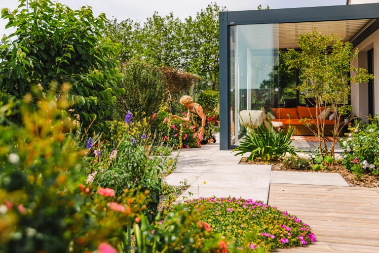 Aménagement paysager d&rsquo;un jardin en lotissement dans la Manche : un jardin chaleureux, coloré et luxuriant en toute saison
